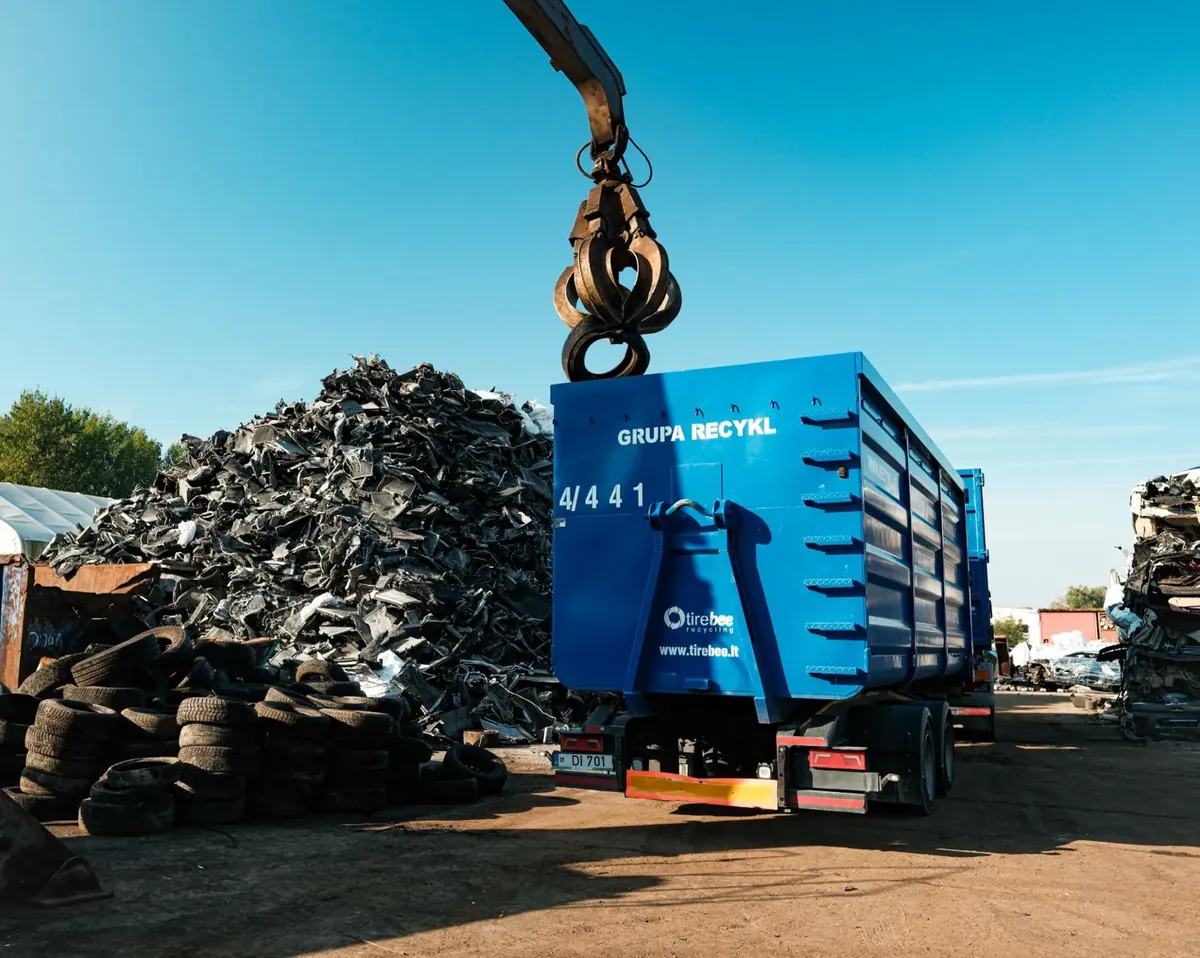 Tirebee konteineris kraunamas naudotomis padangomis Recykl grupės aikštelėje